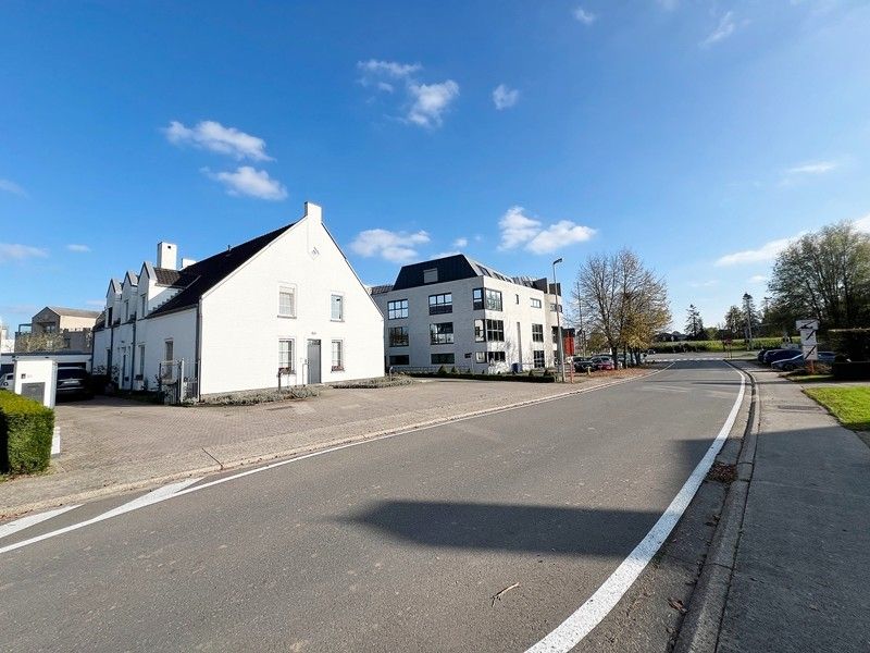 Moderne medische praktijkruimte of kantoor met parking op toplocatie foto 1