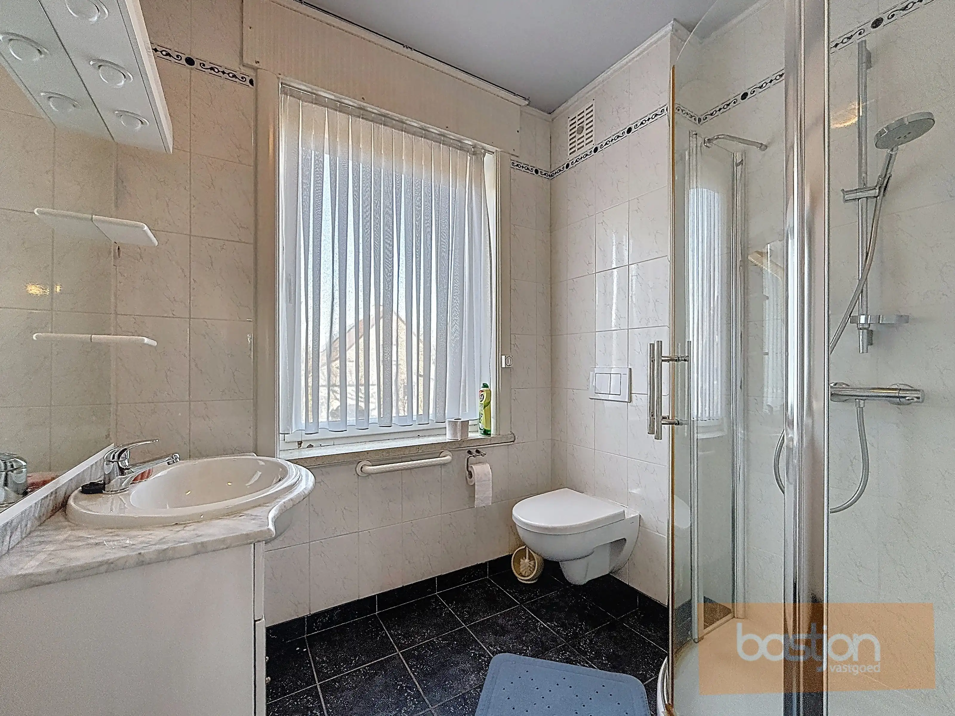 Te renoveren woning met goede ligging foto 12