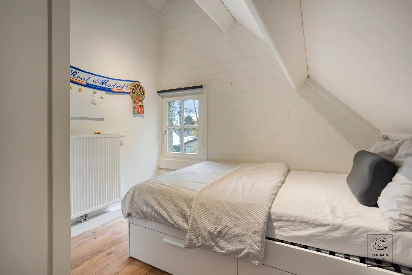 Prachtige woning met een bew. opp. van 302 m², 6 slpk, 3 bk en prachtige tuin met zwembad  foto 22