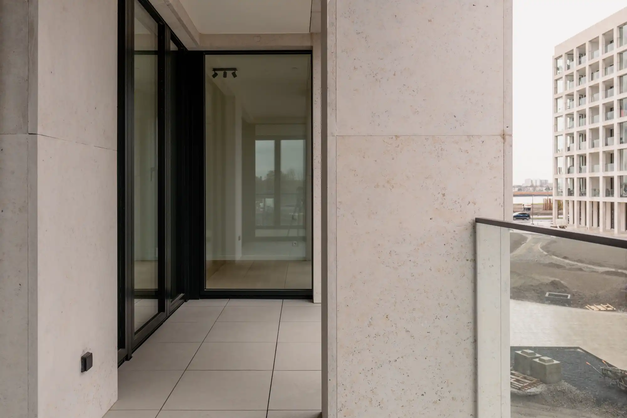 Max Dudler: uitgepuurde lijnen en Zwitserse precisie in een hoekappartement aan de Scheldekaaien. foto 9