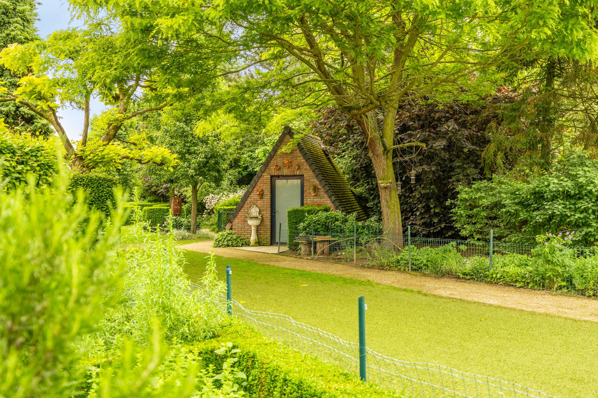 EXTRA RUIME VILLA MET EEN PRACHTIG LICHTRIJKE LEEFRUIMTE, RUIME KEUKEN, 4 SLAAPKAMERS EN EEN PRACHTIG KANTOORGEDEELTE OP EEN RIANT EN CENTRAAL PERCEEL VAN MAAR LIEFST 13A 71CA MET KNAP BIJGEBOUW OP EEN GUNSTIGE LOCATIE NABIJ HET CENTRUM VAN HAMONT! foto 58