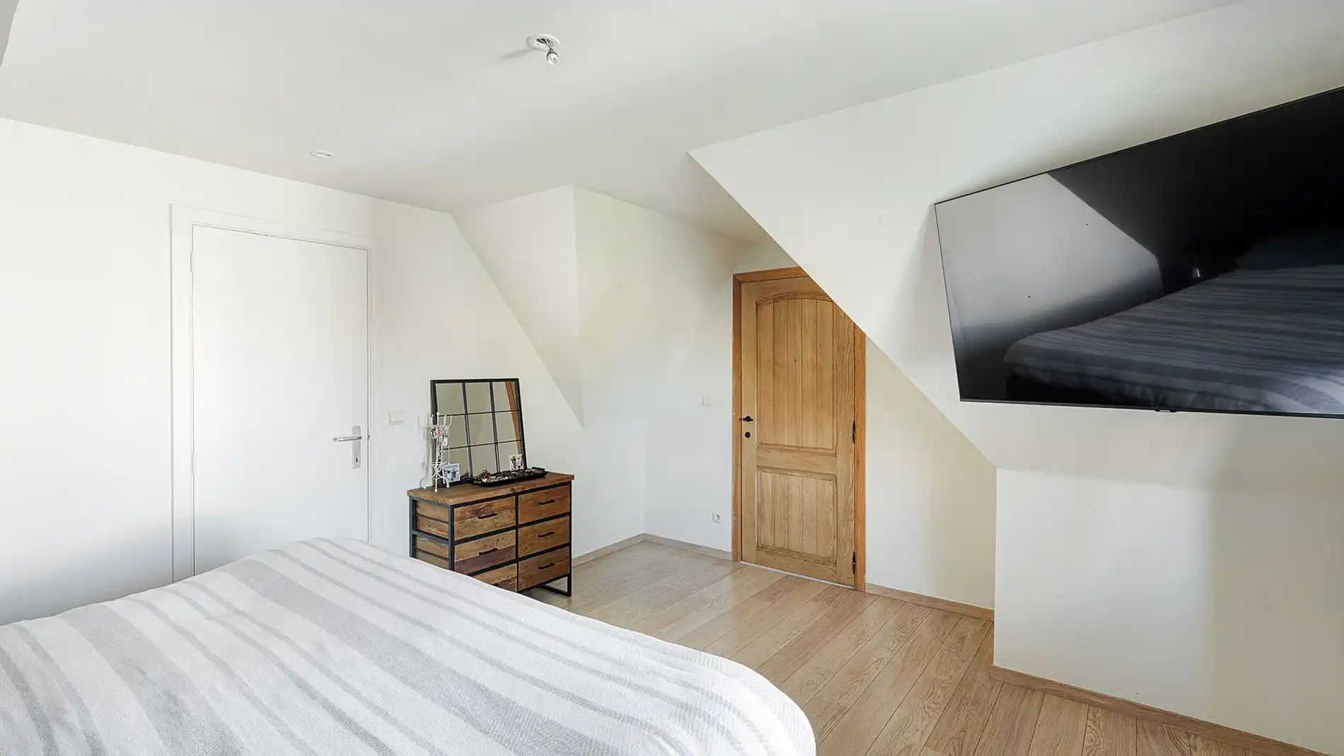 Vijf slaapkamers, groot volume in een alleenstaande villa te Knokke foto 16