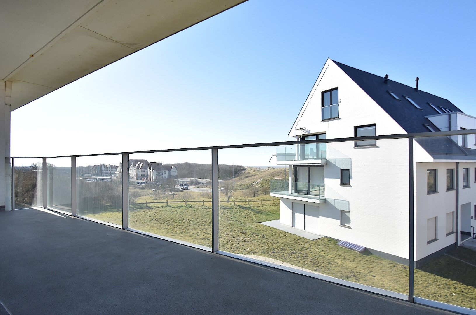 Lichtrijk appartement met adembenemend zicht op de duinen en de zee foto 8