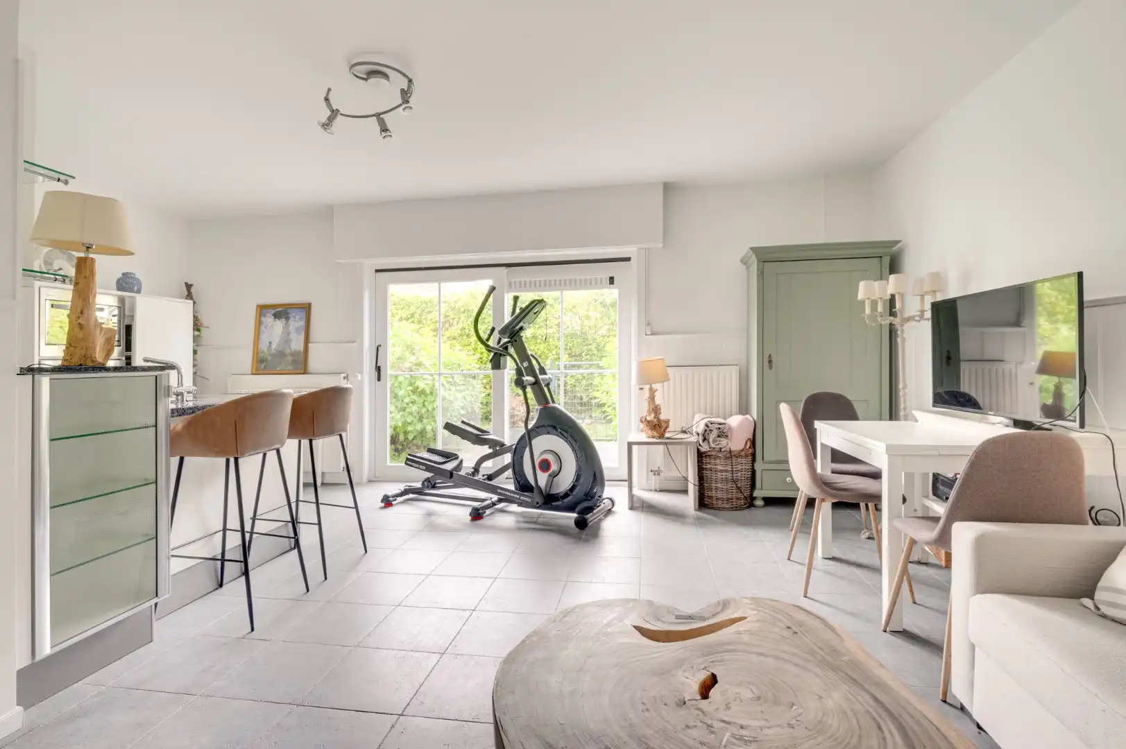 Karaktervolle alleenstaande ruime villa met rondom tuin op korte afstand van het strand  foto 16