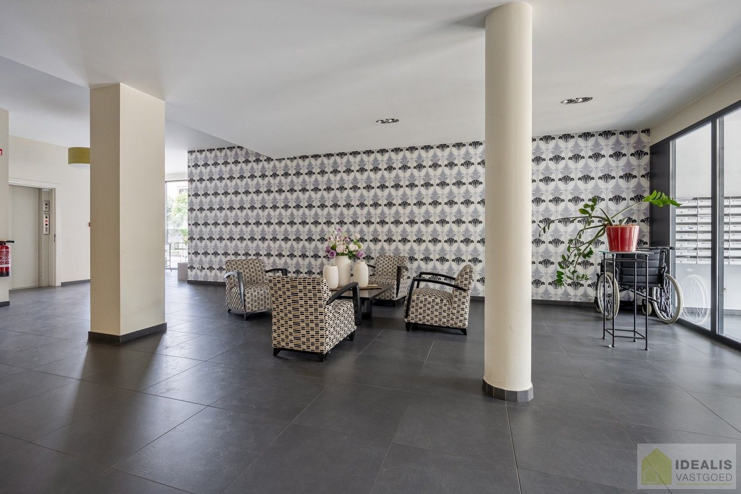 IDEALIS VASTGOED – HOOGWAARDIG AFGEWERKTE ASSISTENTIE-APPARTEMENT IN RESIDENTIE NUMA OP EEN TOPLOCATIE. Gelegen op de 2de verdieping met een bewoonbare oppervlakte van ca. 60m² biedt dit knappe assistentie-appartement een aangename leefruimte met aansluitend een zonnig overdekt terras, uitgeruste keuken en een ruime slaapkamer met veel lichtinval! Daarnaast kan er gebruik gemaakt worden van de talrijke gemeenschappelijke ruimtes en kan men aangenaam vertoeven in de prachtige gemeenschappelijke tuin, een oase van rust! foto 17