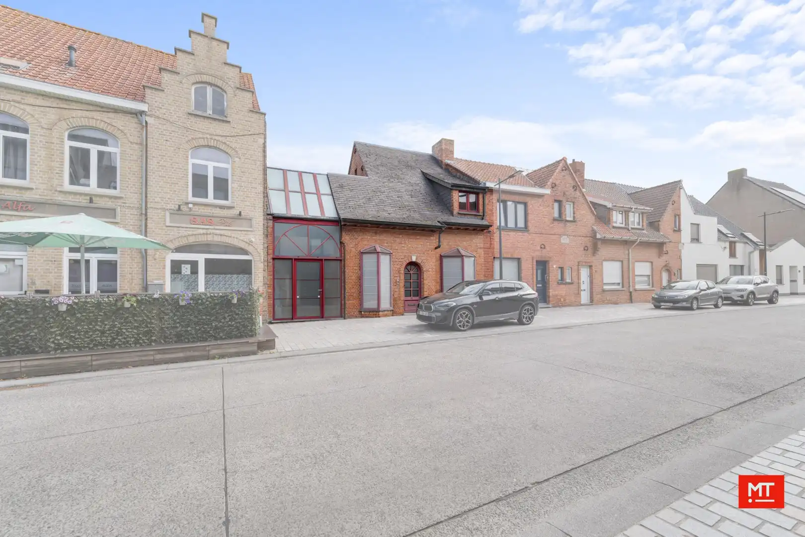 Bijzonder ruime woning met opslagruimte, dubbele garage en uitweg in centrum Langemark foto 2