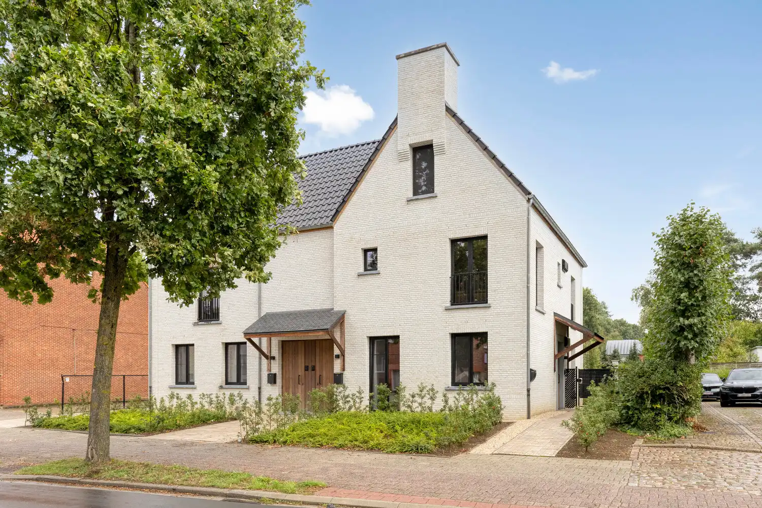 LUXUEUS APPARTEMENT MET PRIVE TUIN, TERRAS EN GARAGE VOOR 2 WAGENS TE OLMEN! foto {{pictureIndex}}