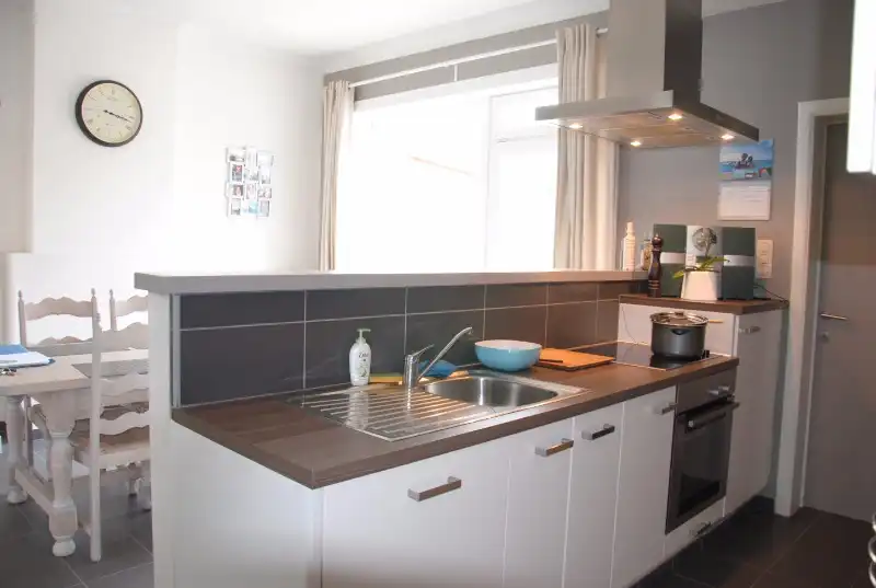 Mooi gerenoveerde lichtrijke woning te huur met zonnepanelen in Wevelgem foto 4