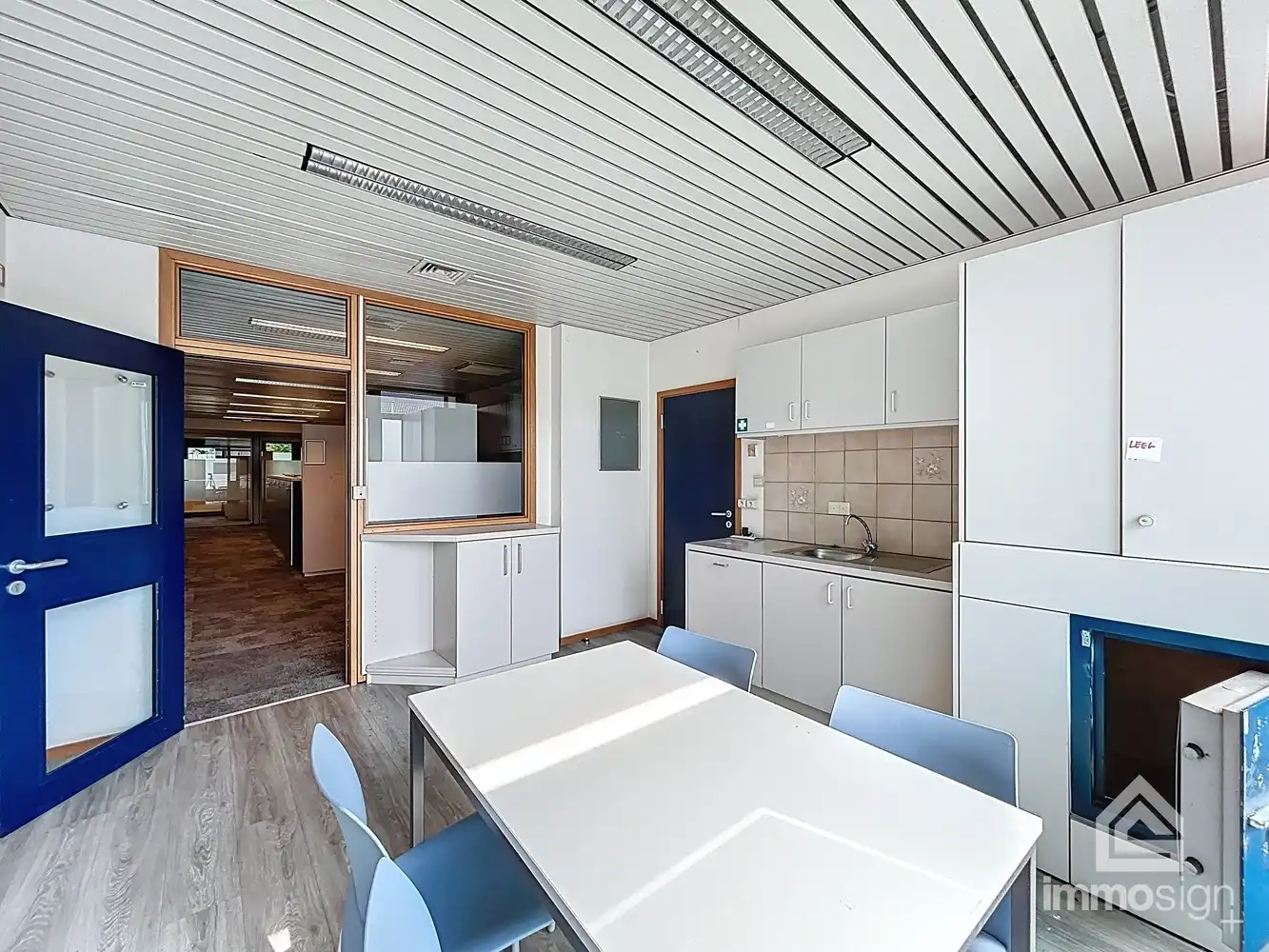 Gelijkvloerse kantoorruime van 243m² langs de Rijksweg foto 21