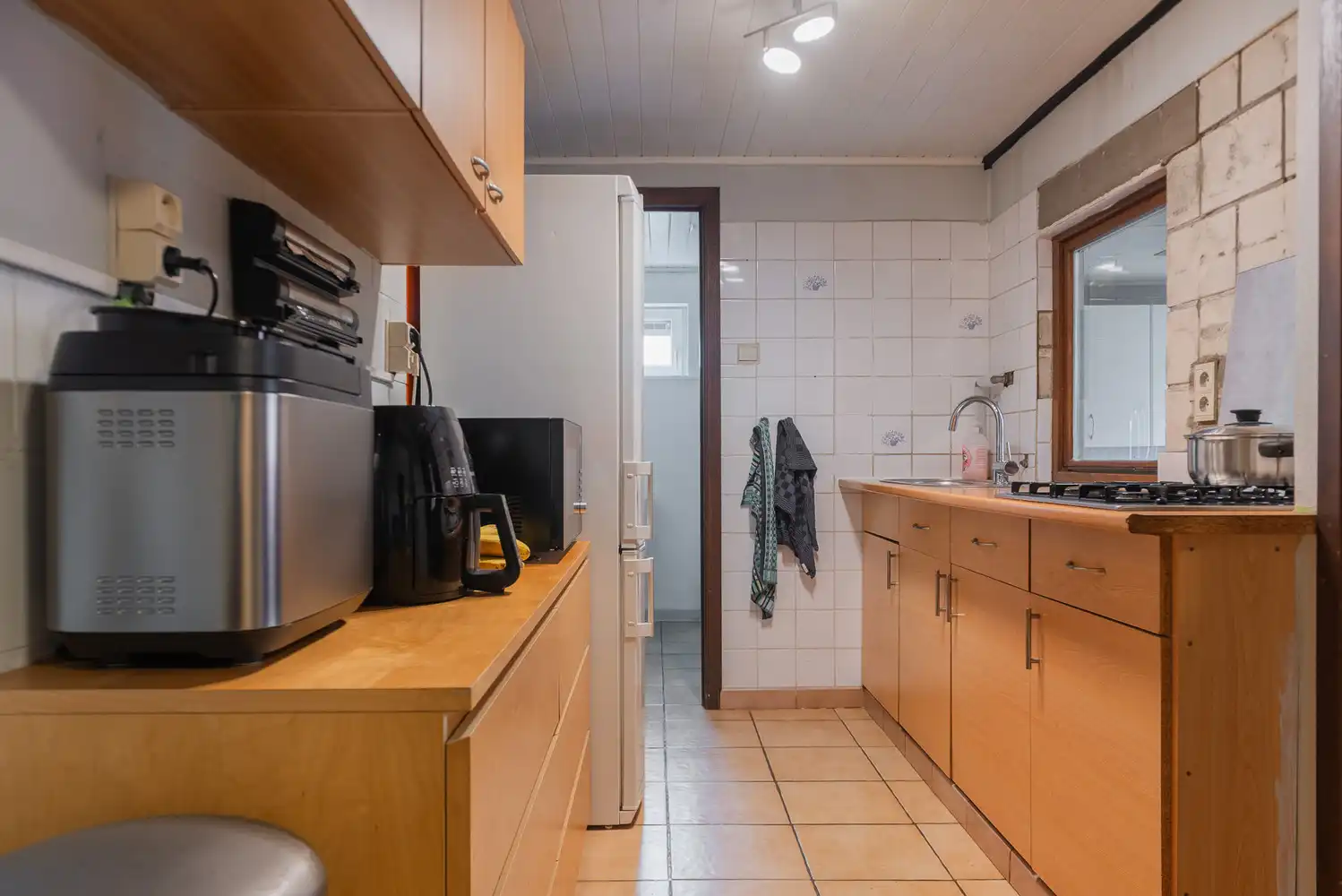 Halfopen woning op een perceel van 532 m² met ruime garage/werkplaats foto 8