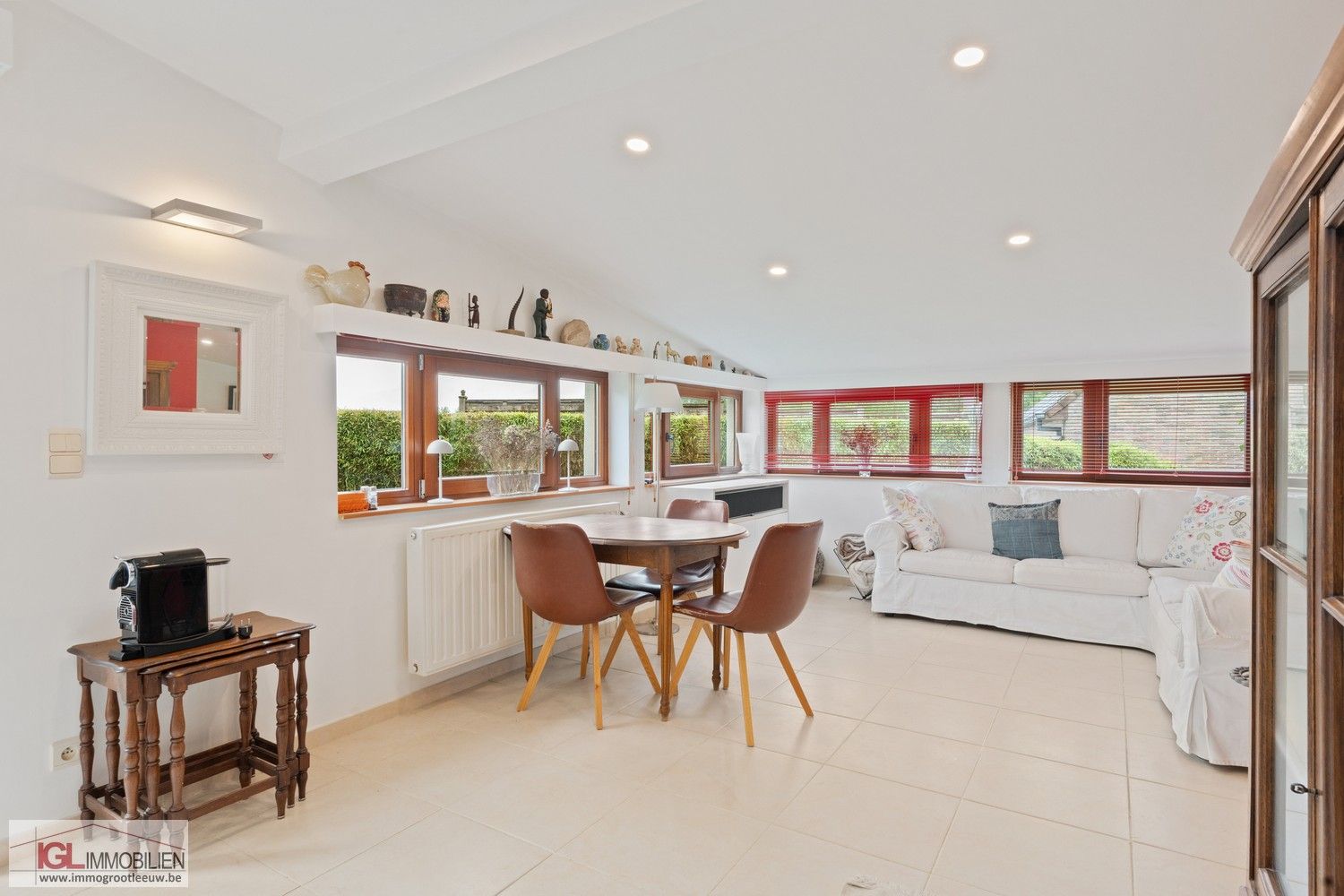 Prachtig gelegen alleenstaande woning op 14are met 4 slaapkamers & garage foto 3