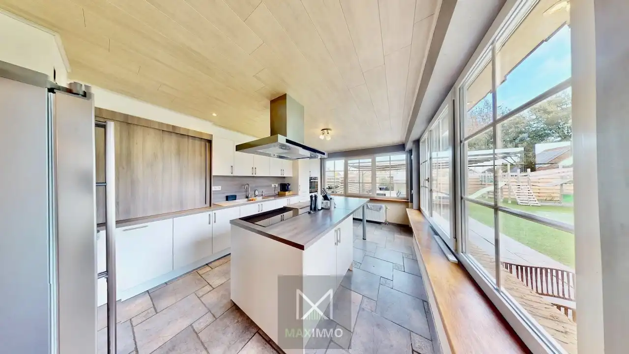 Instapklare gezinswoning met tuin en grote garage in Aalbeke foto 2