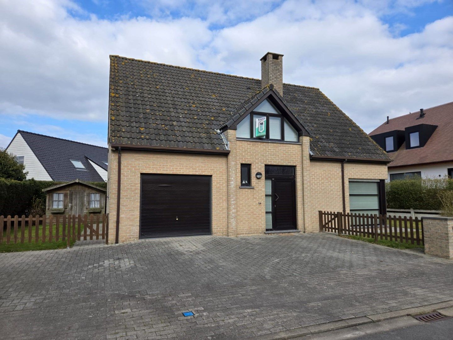 Open bebouwing met vier slaapkamers, tuin en garage in rustige buurt te Duinbergen. foto {{pictureIndex}}