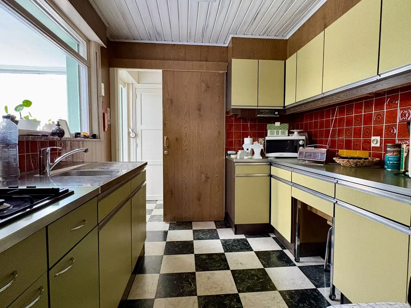 Woning met betonstructuur voorzien van garage, tuin en 3 slks te Kuurne. foto 8