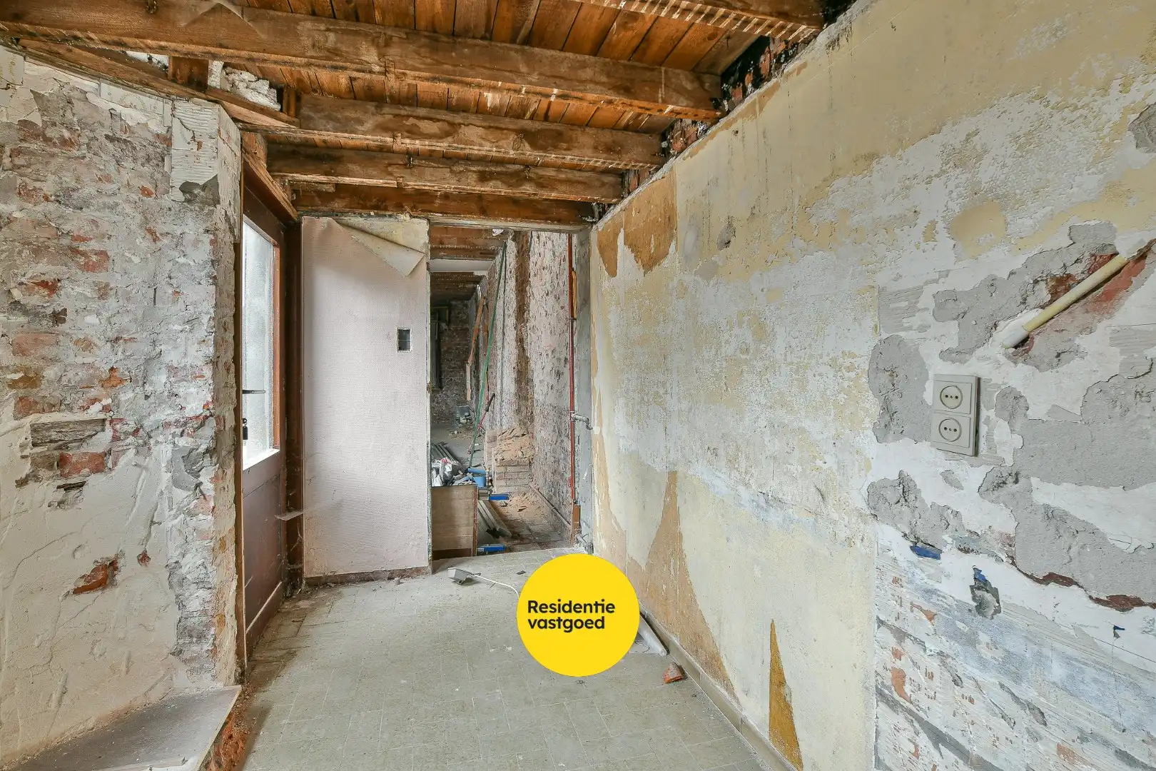 Te renoveren rijwoning met potentieel in hartje Blankenberge foto 11