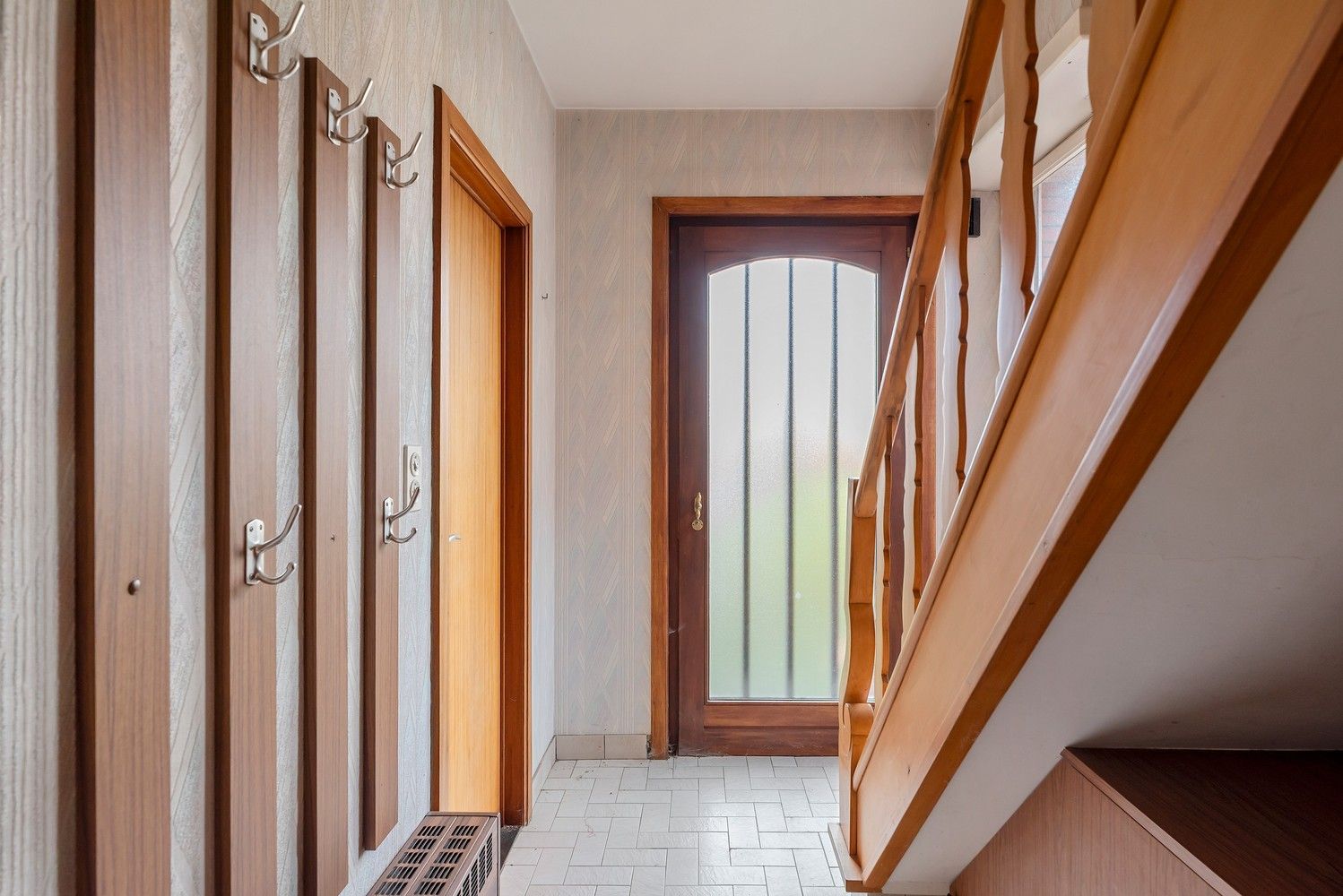 Halfopen bebouwing met garage in doodlopende straat foto 3