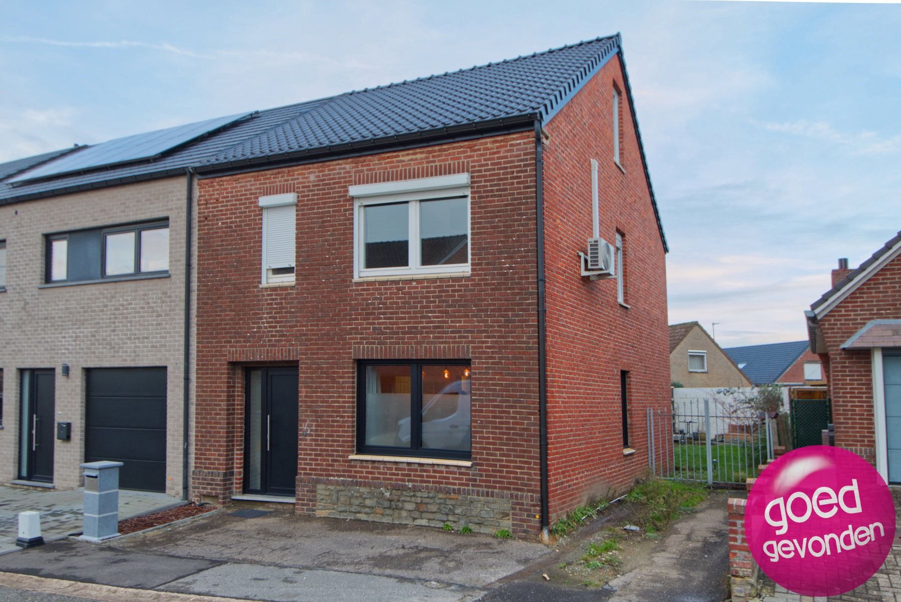 HOB - GERENOVEERD - 3 SLK - 2 BDK - TUIN - TERRAS - PARKING foto {{pictureIndex}}