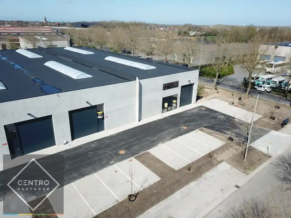 NB LOODS (311m2) TE HUUR, voorzien van alle nutsvoorzieningen en een vrije hoogte van 6,2m (tussenverdieping mogelijk). Op ambachtelijke zone te Jabbeke. foto {{pictureIndex}}