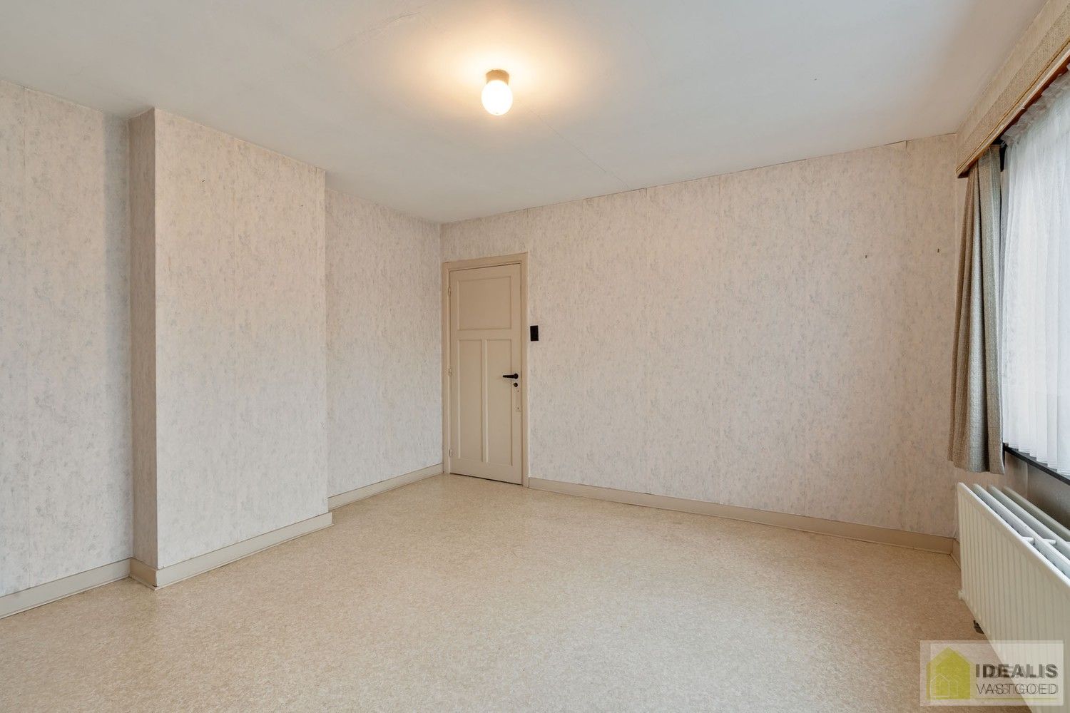 TE RENOVEREN WONING MET EEN RUIME WOONKAMER, KEUKEN MET EETKAMER, 4 AANGENAME SLAAPKAMERS WAARVAN 1 GELIJKVLOERS, BADKAMER, BERGING EN KELDER GELEGEN OP EEN PERCEEL VAN MAAR LIEFST 14A 94CA IN HET GEZELLIGE GROTE-BROGEL (PEER)! De woning omvat ca.150m² netto bewoonbare oppervlakte met op het gelijkvloers een ruime leefruimte, aansluitend keuken met eetkamer, een badkamer, slaapkamer en op de verdieping 3 ruime slaapkamers! De woning is rustig gelegen vlak bij de dorpskern van het gezellige Grote-Brogel en op enkele autominuten verwijderd van de centra van Peer, Kaulille, Bocholt en Bree. Ideaal voor zij die op zoek zijn naar een volledig naar eigen smaak te renoveren woning op een zeer ruim perceel! foto 17