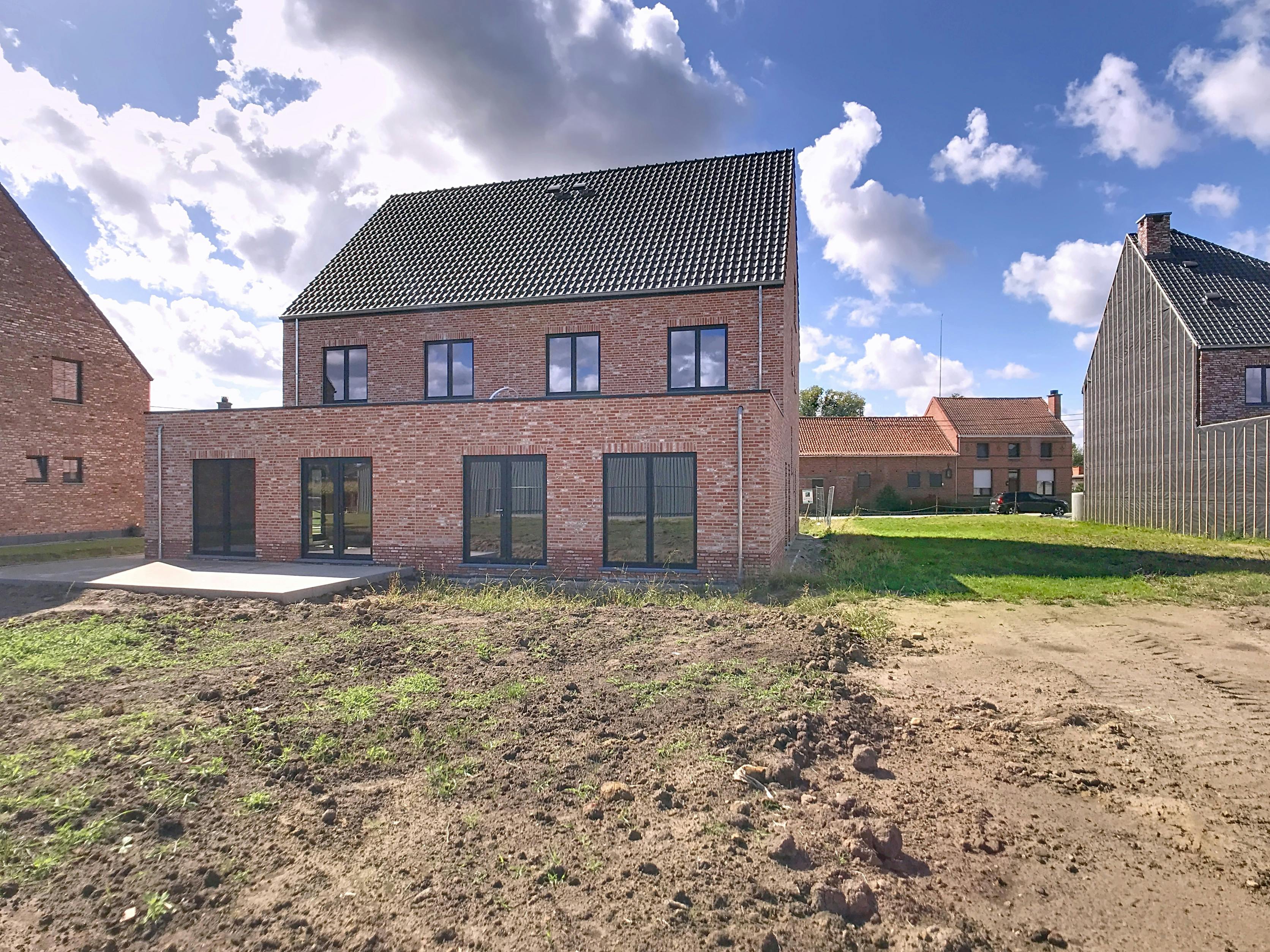 Casco halfopen bebouwing met 5 tot 7 slaapkamers, tuin en garage. foto 16