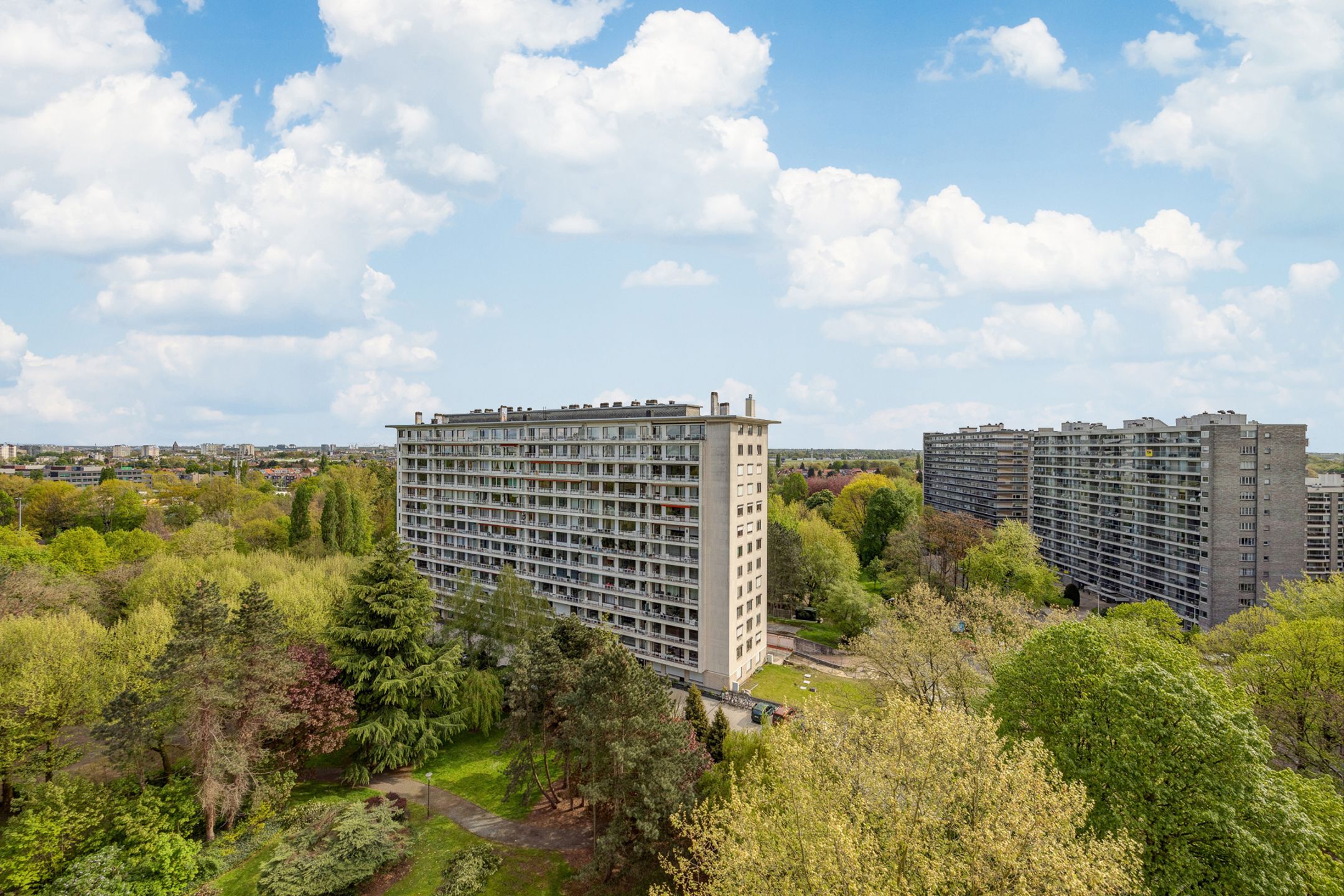 BERCHEM - Twee slaapkamerappartement met zicht op groen park foto 11