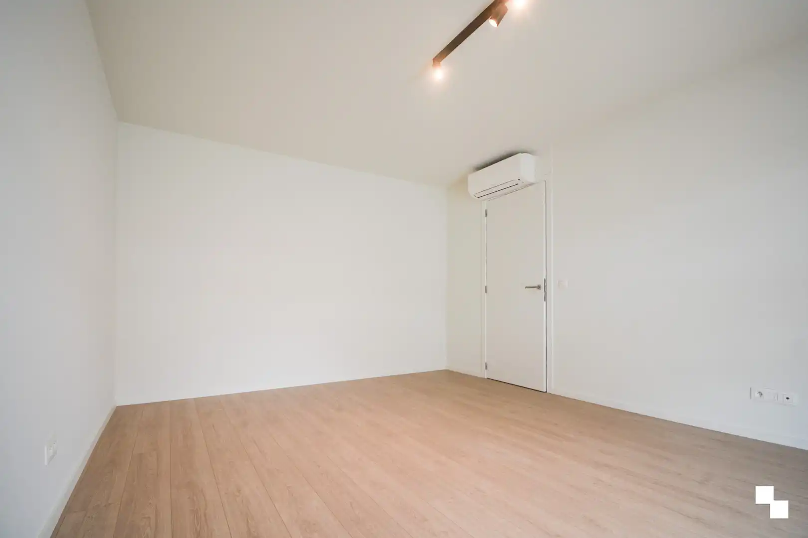 Volledig afgewerkte nieuwbouwwoning met carport te Sleihage foto 12