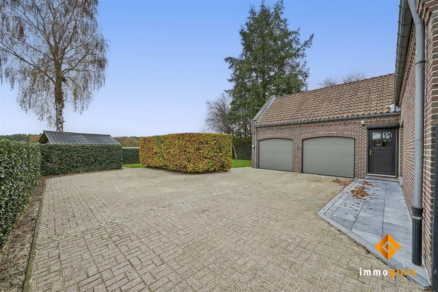 Zéér ruime woning met dubbele inpandige garage op mooi perceel van 7a33ca. foto 25