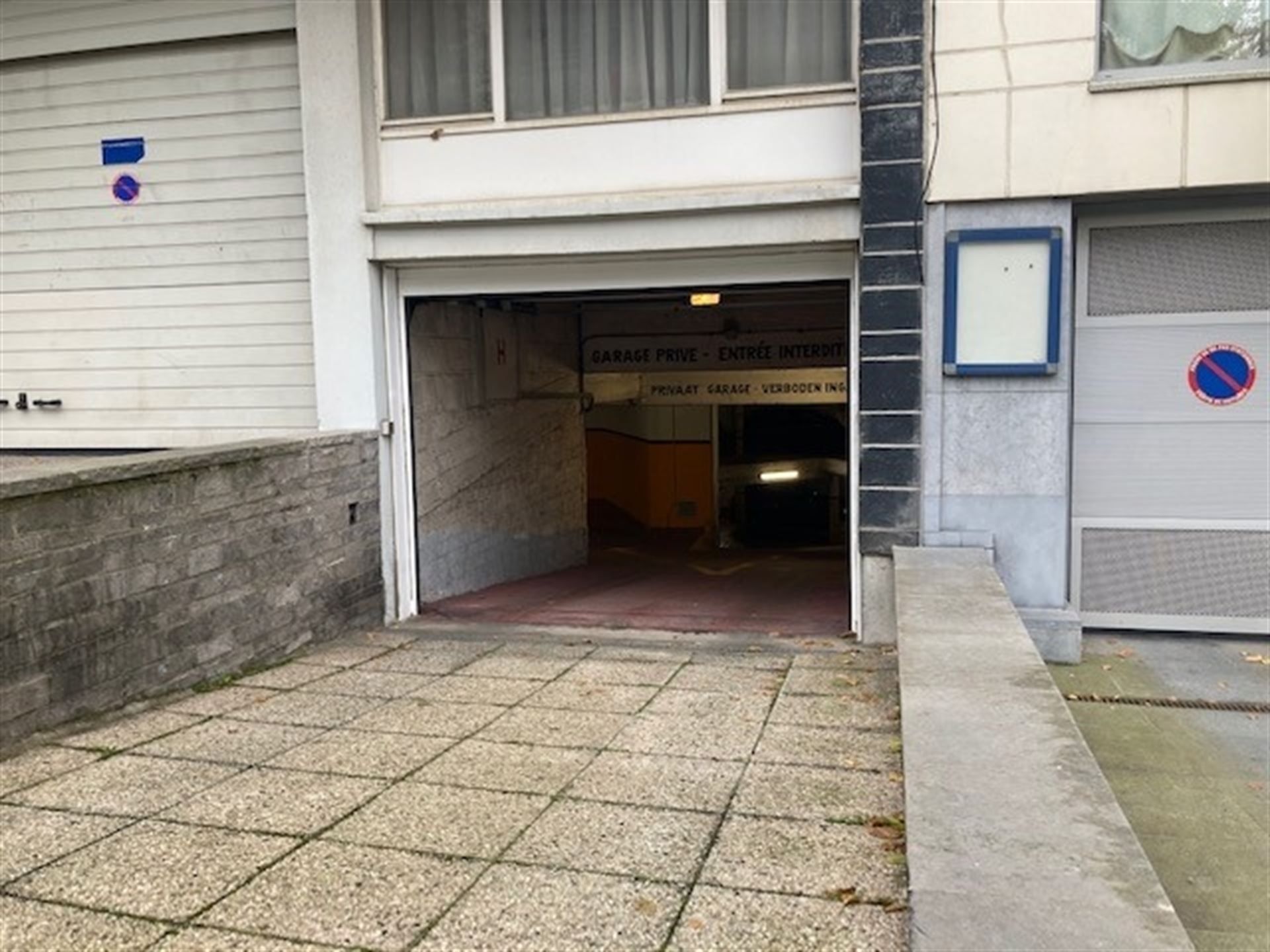 Mooie ruime parkeerplaats kortbij de EU foto 6