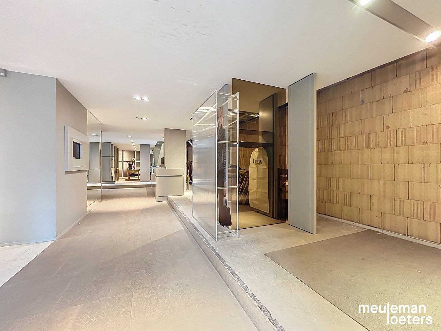 Unieke winkelruimte in het commercieel centrum foto 15