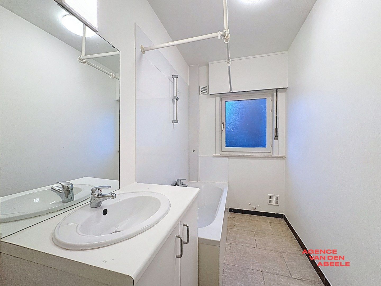 Gelijkvloers appartement met 2 slaapkamers, ruime garage en tuin foto 11