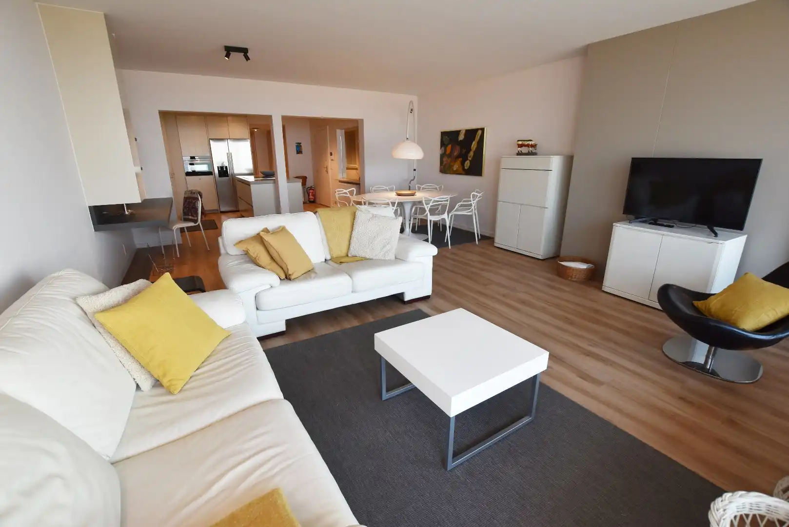 Gemeubeld appartement, in de gerenommeerde residentie “Globe”, prachtig gelegen op de Zeedijk in het Zoute foto 2