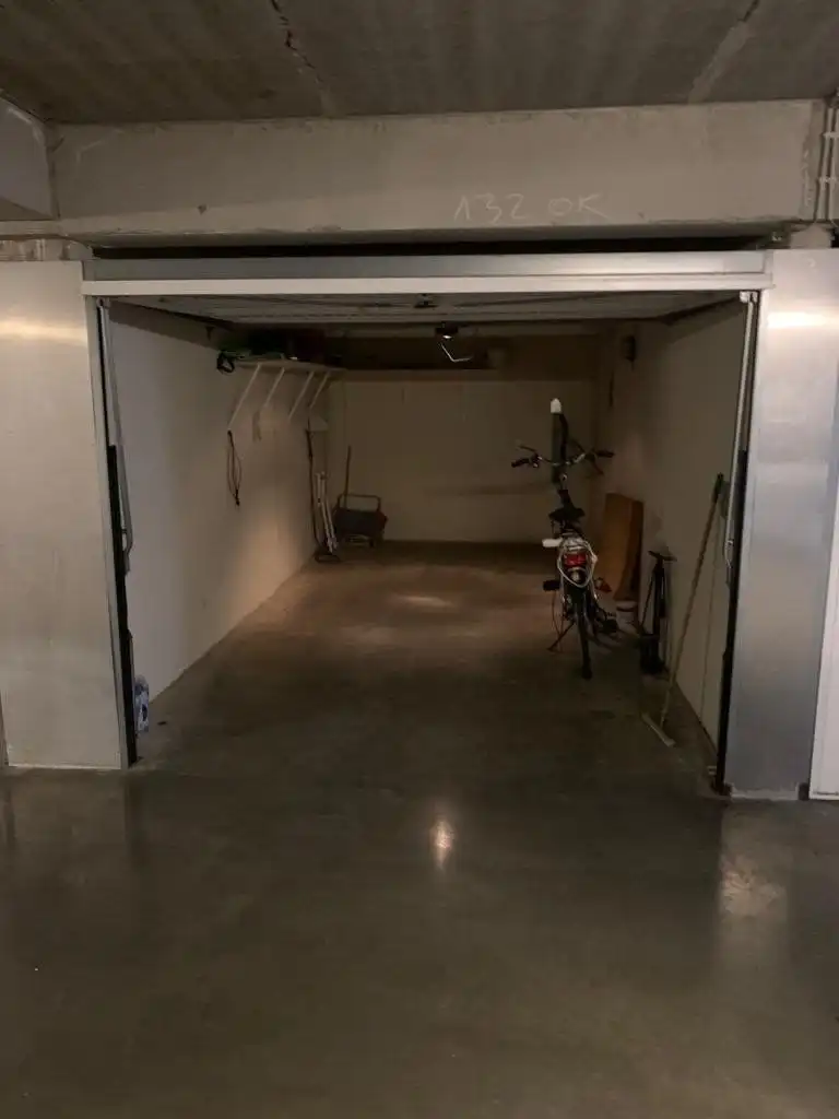 Gesloten garagebox met verlichting en elektriciteit foto 5