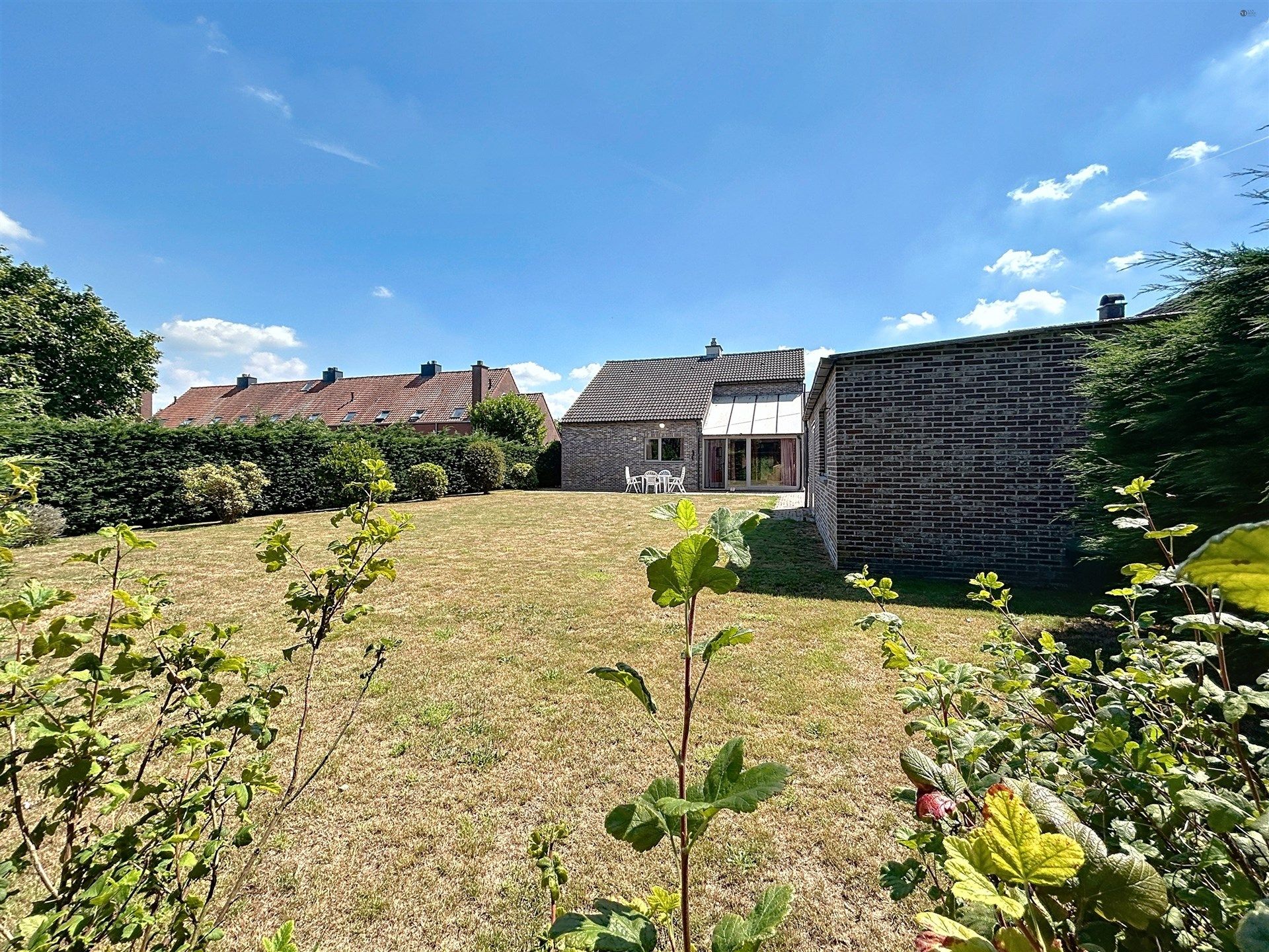 Rustig gelegen en instapklare open bebouwing (type bungalow)  met garage op perceel van 885m²  foto 2
