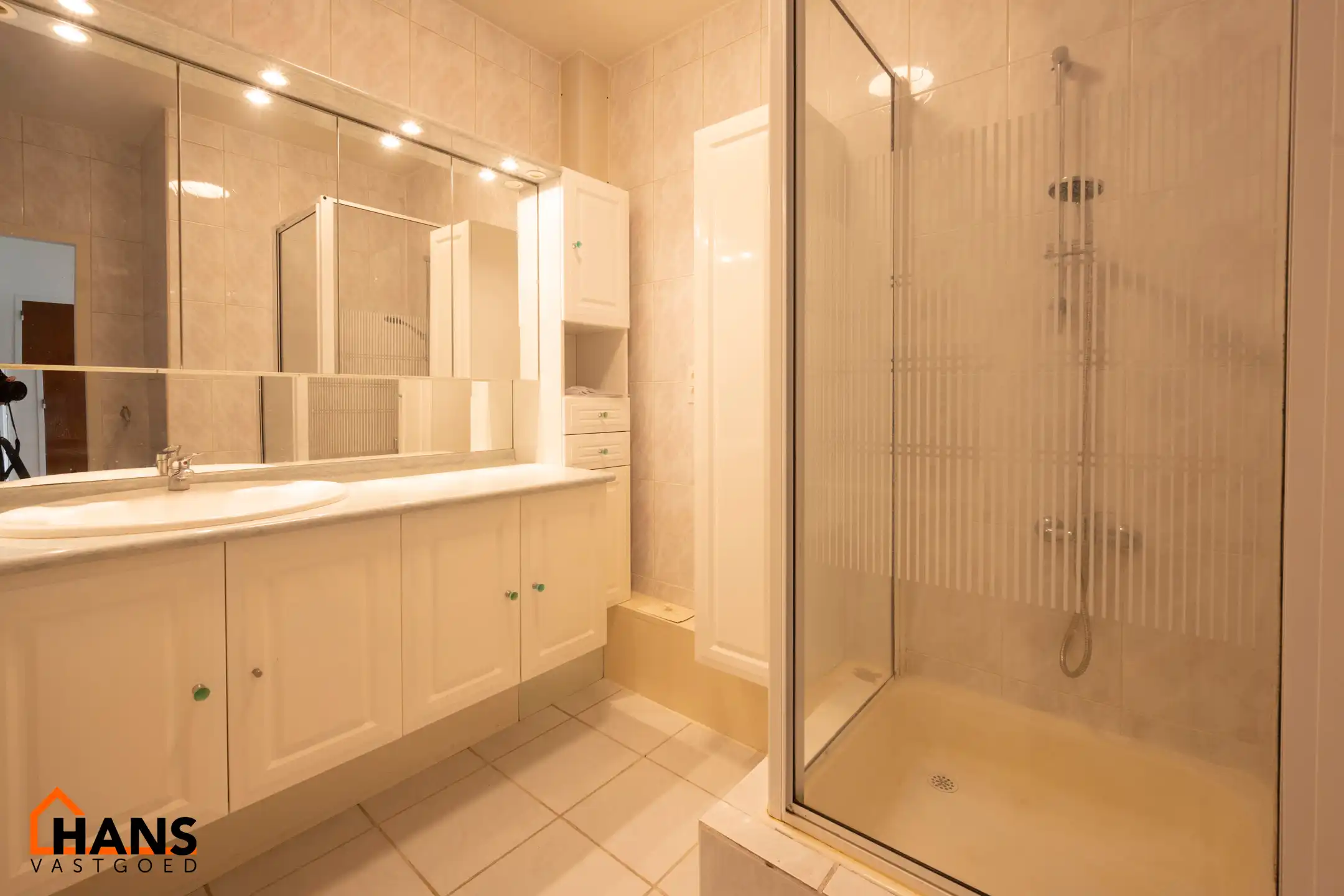 Deels gerenoveerd appartement op de 1ste verdieping met ruim terras ( zonder lift) foto 7