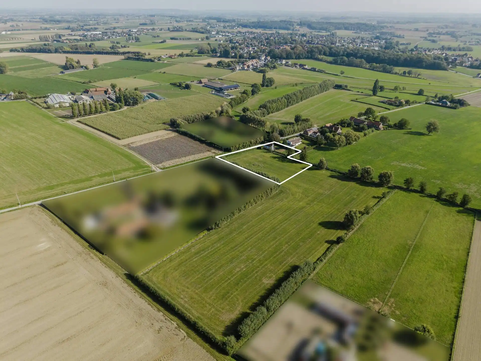 Schitterend gelegen grond op ca. 6682m² te koop nabij Kortrijk foto {{pictureIndex}}