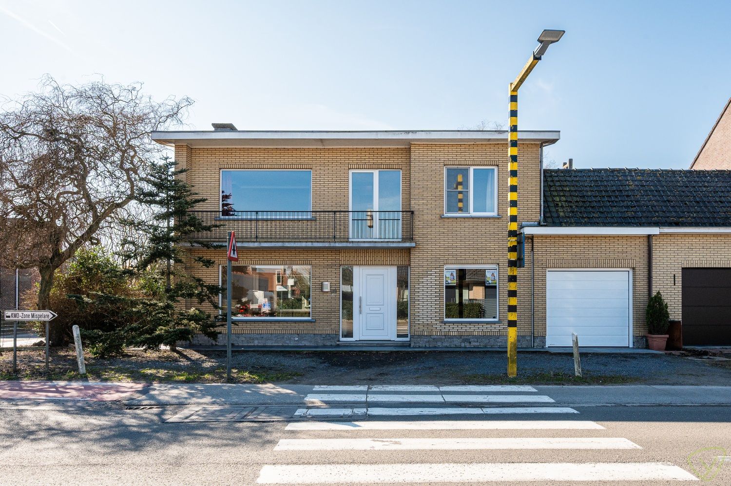 Hoofdfoto van de publicatie: Ruime instapklare halfopen bebouwing in Zomergem met een zuidgerichte tuin.