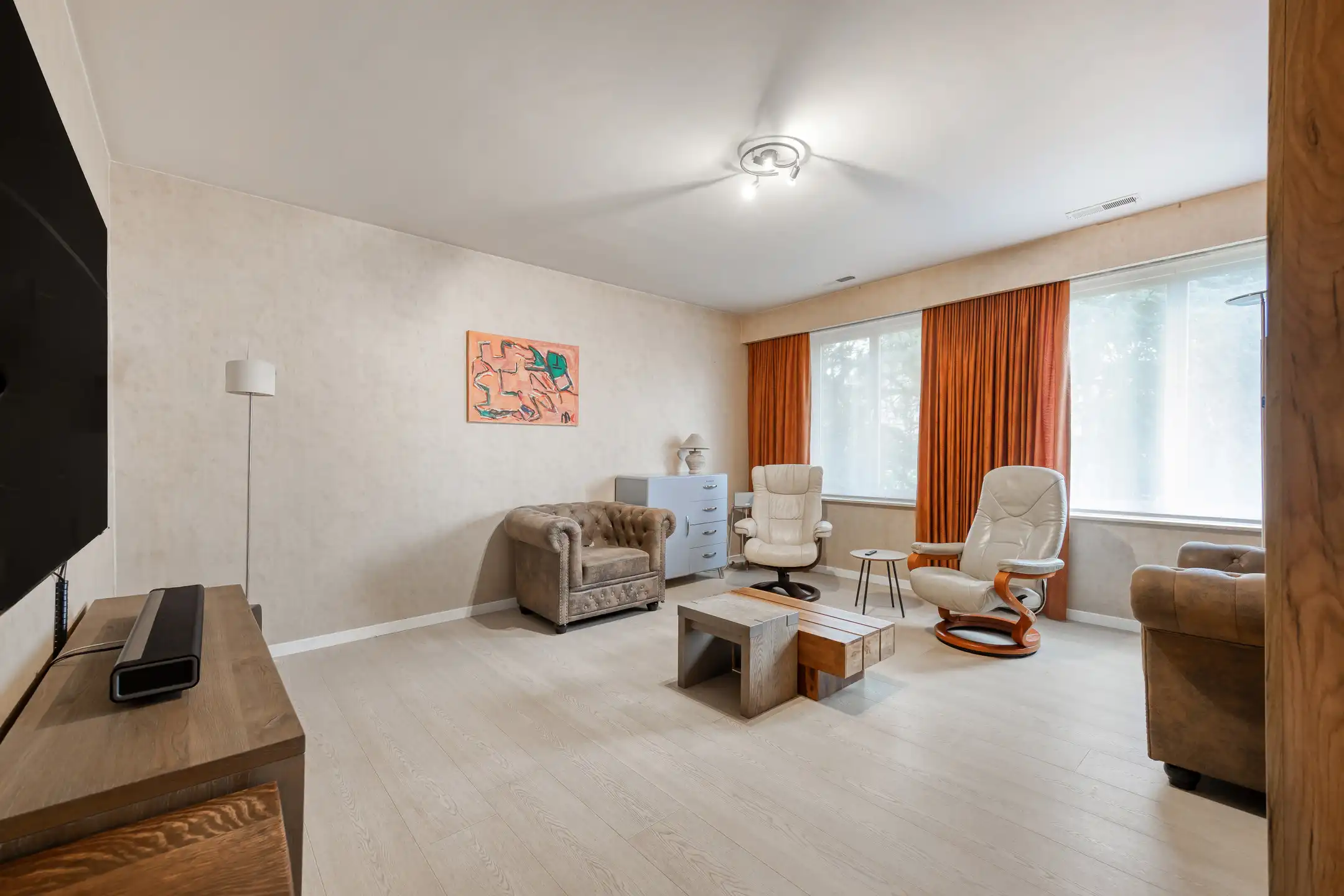 Karaktervolle en ruime vrijstaande woning met prachtige tuin foto 14