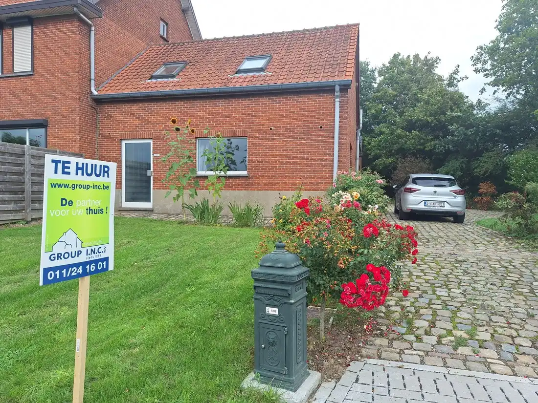 Karaktervol huis op een groene locatie foto {{pictureIndex}}