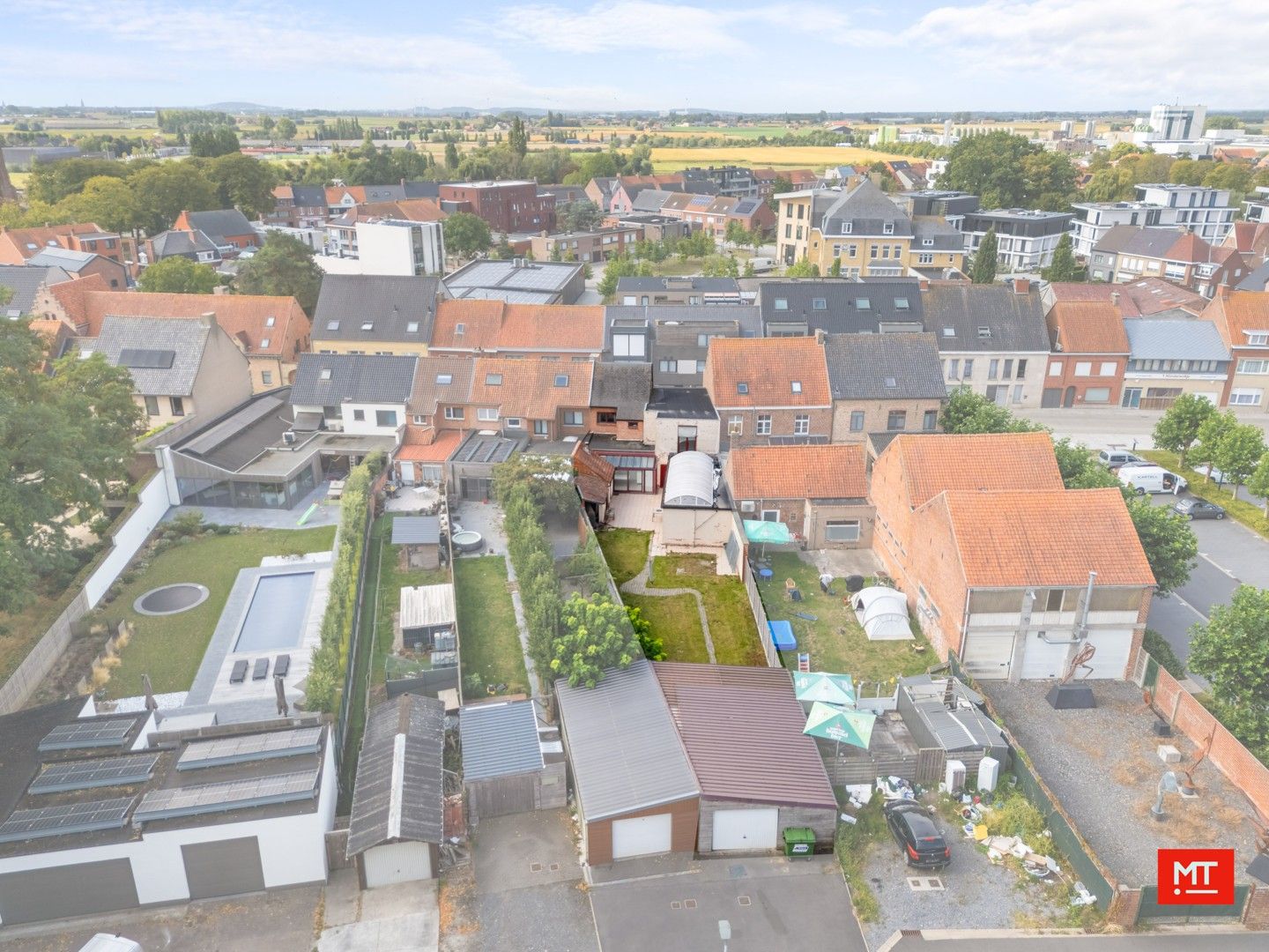Bijzonder ruime woning met opslagruimte, dubbele garage en uitweg in centrum Langemark foto 2