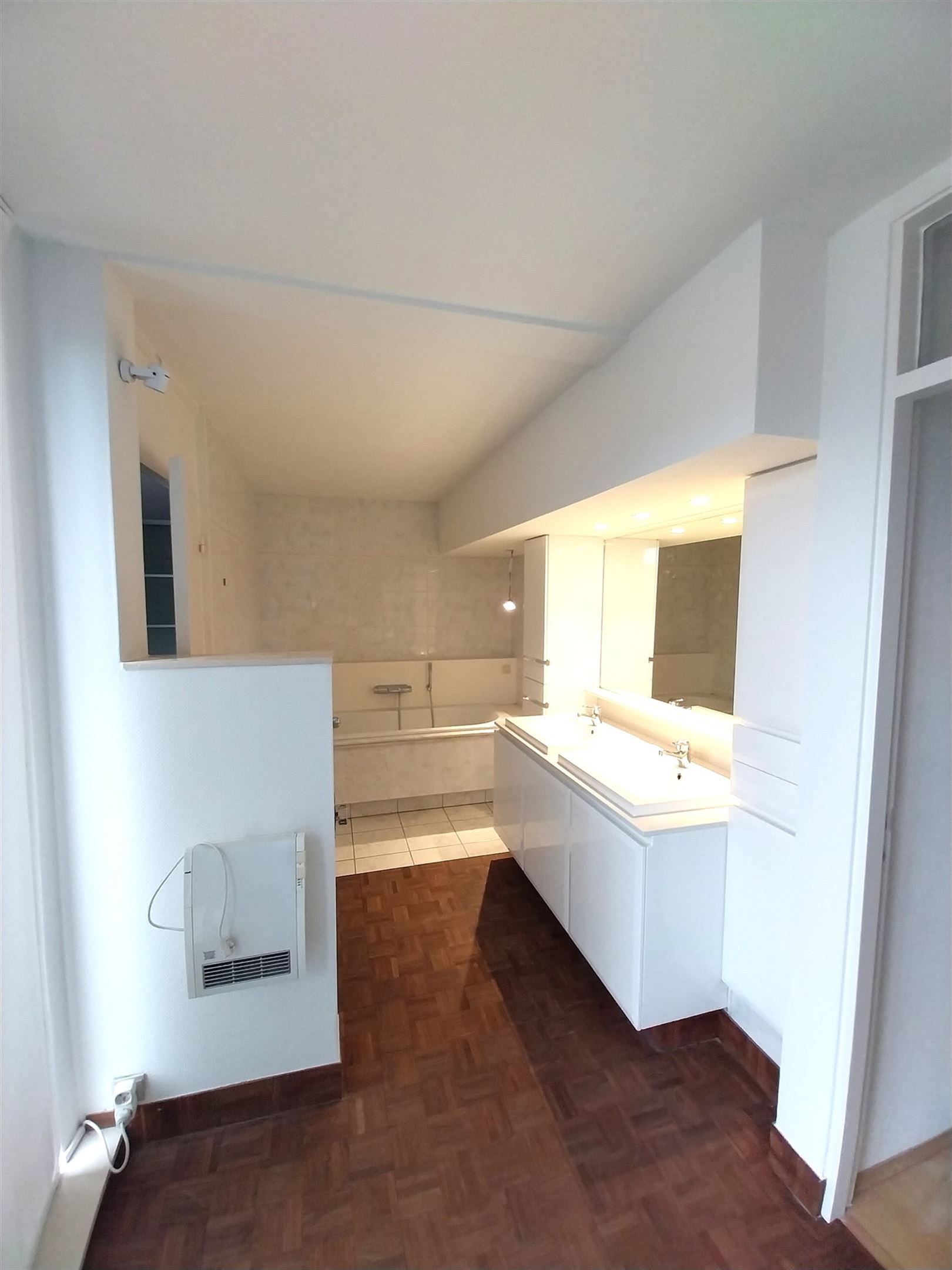 TE HUUR: Ruim appartement met 3 slaapkamers te Genk! foto 13