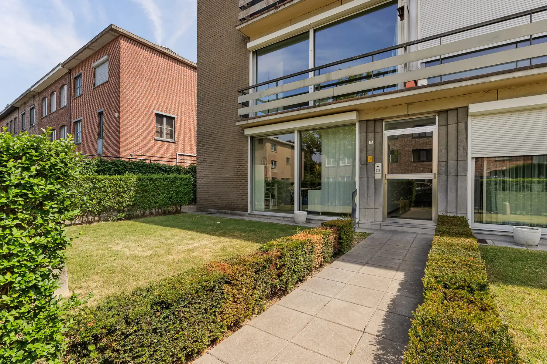 INSTAPKLAAR GELIJKVLOERS 2 SLAAPKAMER APPARTMENT + GARAGE foto {{pictureIndex}}