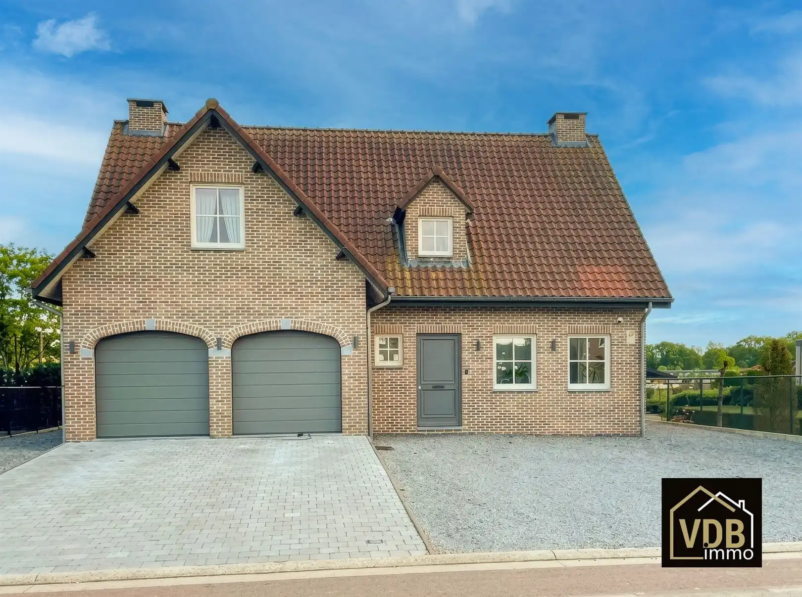 TOPWONING, rustige ligging, 4 slaapkamers, inpandige garage en zwembad foto 5