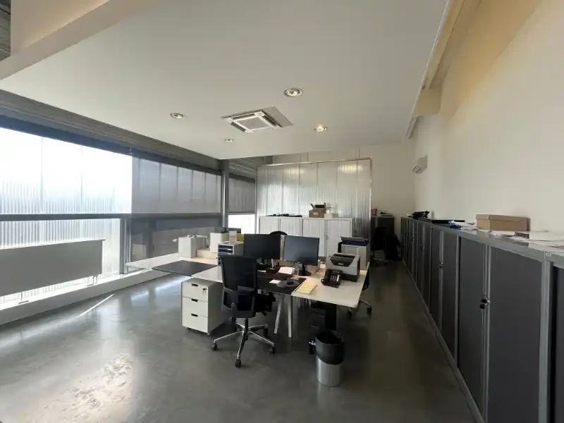 Moderne KMO-unit met 299 m² kantoren en 324 m² magazijn – nabij R4 foto 9