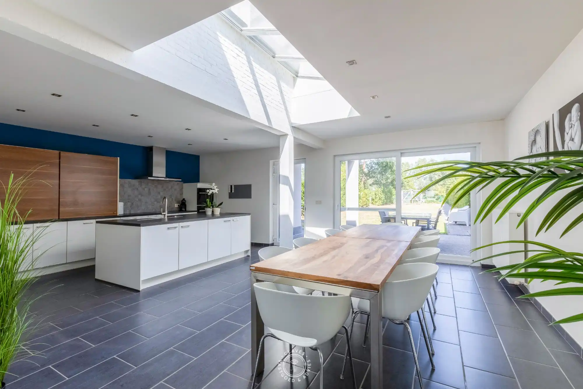 Moderne familiewoning met verrassende buitenruimte foto {{pictureIndex}}