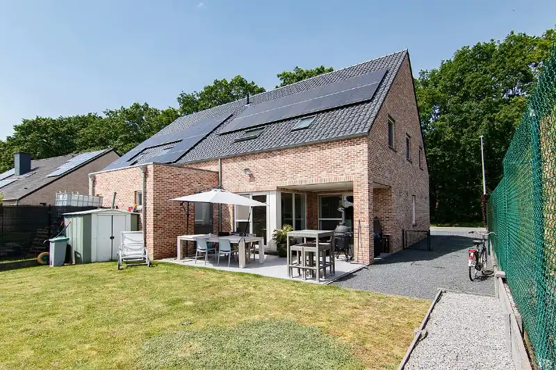 Rustig gelegen, ruime woning op een perceel van 6 aren 65 centiaren. Riante indeling met 4 slaapkamers en een open leefruimte die uitgeeft op de tuin. foto 12