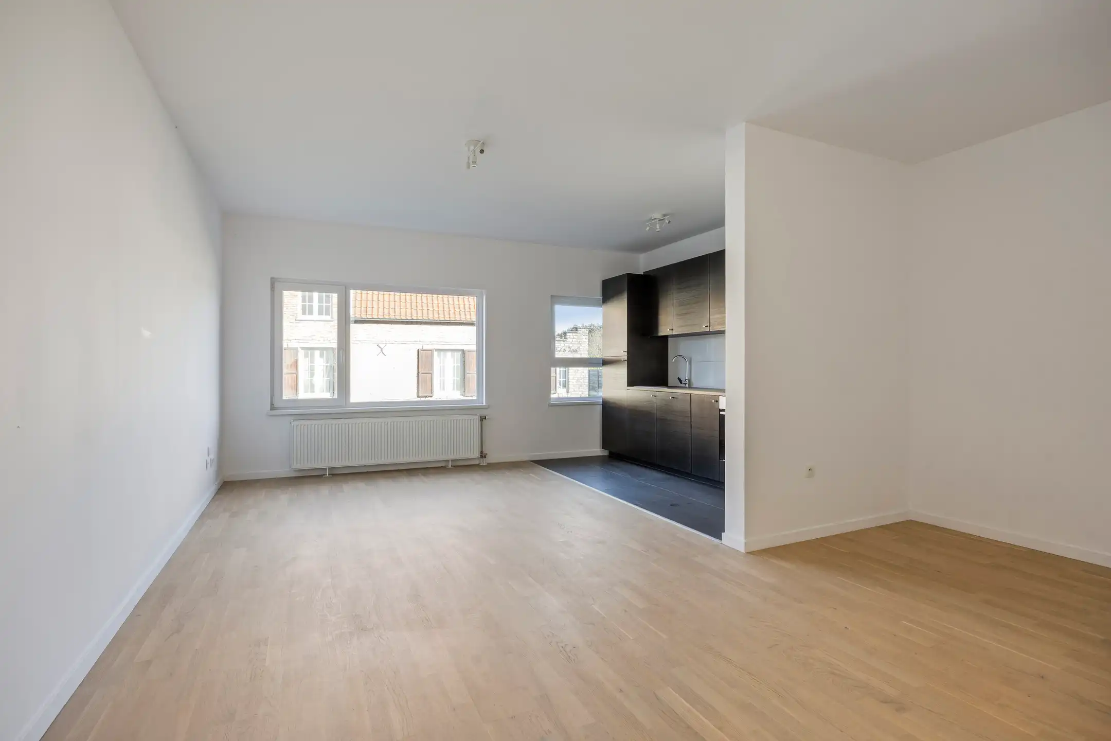 Gelijkvloerse, gerenoveerde kantoorruimte met aparte bureaus foto 6