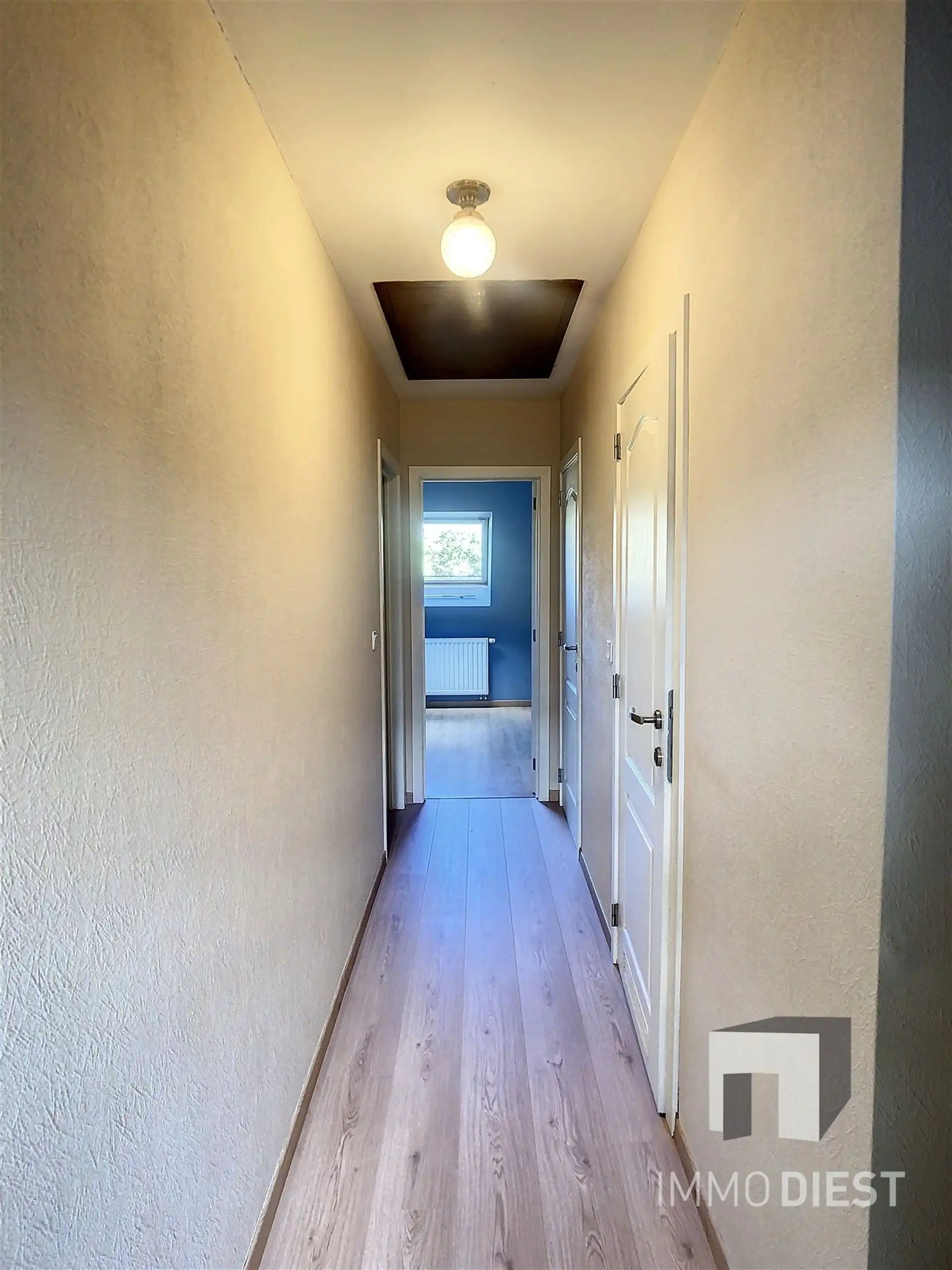 Duplexappartement met 2 slaapkamers, ruim terras en overdekte autostaanplaats in hartje Zichem. foto 11