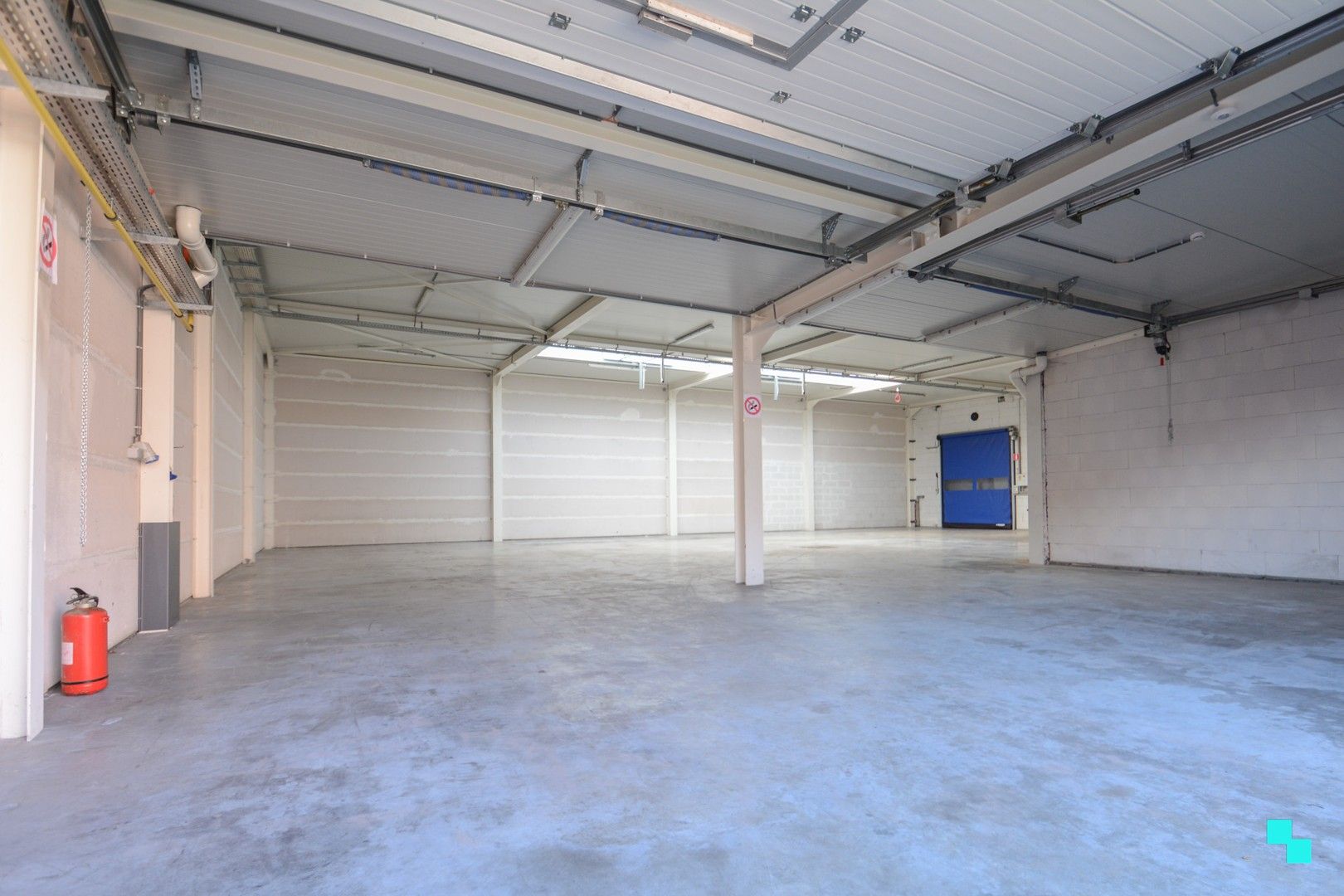 Magazijn met optionele woning te Emelgem foto {{pictureIndex}}