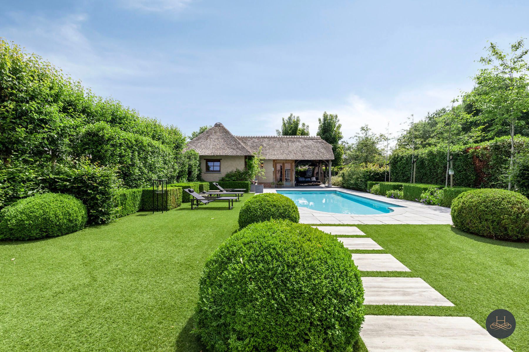 Instapklare villa met prachtig aangelegde tuin en zwembad foto 2