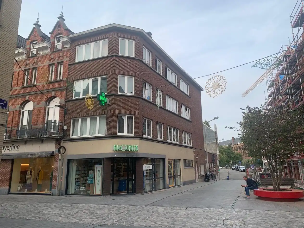 UITSTEKEND GELEGEN HOEKLOCATIE MET INDRUKWEKKENDE GEVELBREEDTE foto {{pictureIndex}}